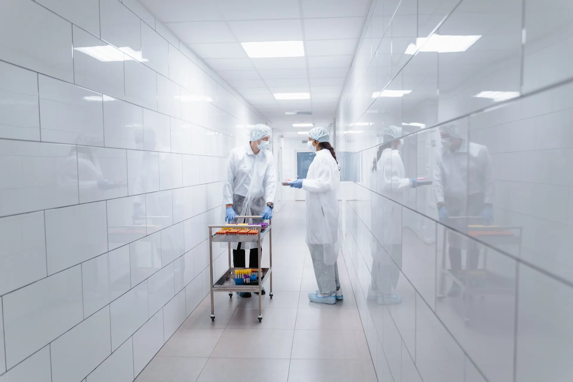 Heller Krankenhausflur mit medizinischem Personal